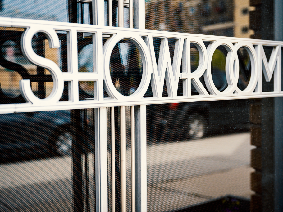 Schild mit der Aufschrift "SHOWROOM" in moderner Schriftart.